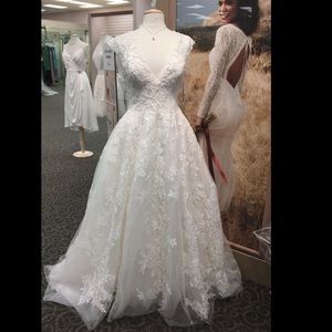 David’s Bridal Oleg Cassini wedding dress, size 12, Style: cwg748